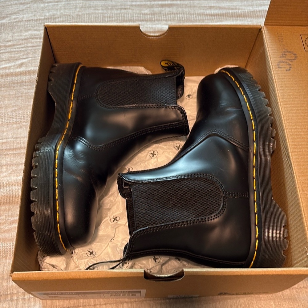 Dr. Martens 2976 bex black platform Chelsea boot. Airwalk.